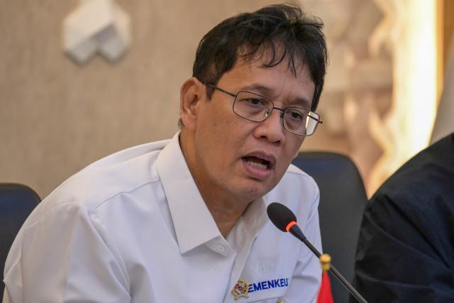 Indonesia's Minister of Finance Purbaya Yudhi Sadewa gives a press statement regarding a rise in the jet fuel surcharge in Jakarta on April 6, 2026. Indonesia announced on April 6 a 28-percentage point rise in the surcharge on jet fuel, and said it will allow airlines to raise the domestic ticket price, which the government caps, by up to 13 percent. (Photo by BAY ISMOYO / AFP)