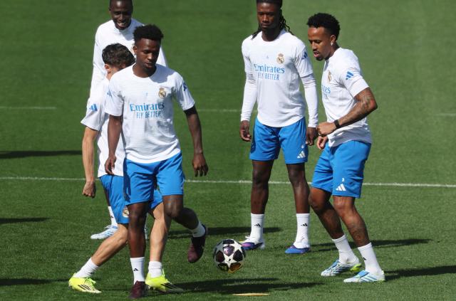 Real Madrid's Brazilian forward #07 Vinicius Junior (3L), Real Madrid's Brazilian defender #03 Eder Militao (R) and teammates attend a training session on the eve of the UEFA Champions League quarter final first leg football match against FC Bayern Munich, at Real Madrid Sports City in Valdebebas, in the outskirts of Madrid on April 6, 2026. (Photo by Pierre-Philippe MARCOU / AFP)