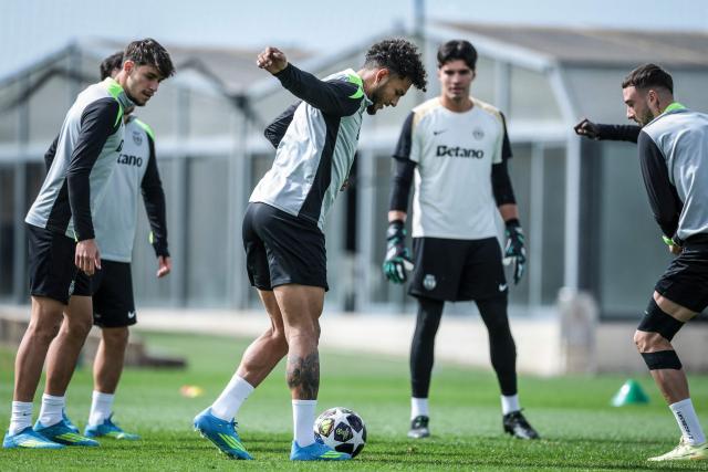 Sporting’s Colombian forward #97 Luis Suarez (C)and teammates attend a training session on the eve of their UEFA Champions League quarter final first leg football match against Arsenal, in Alcochete, outskirts of Lisbon on April 6, 2026. (Photo by PATRICIA DE MELO MOREIRA / AFP)