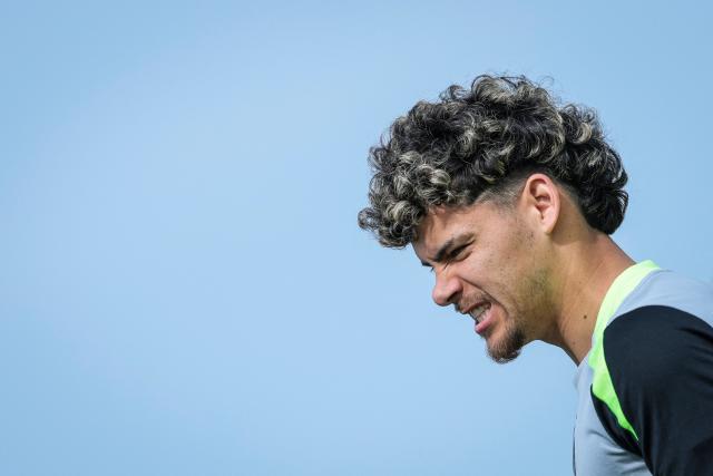 Sporting’s Uruguayan defender #20 Maxi Araujo attends a training session on the eve of their UEFA Champions League quarter final first leg football match against Arsenal, in Alcochete, outskirts of Lisbon on April 6, 2026. (Photo by PATRICIA DE MELO MOREIRA / AFP)