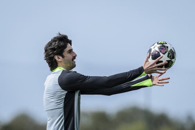 Sporting’s Portuguese forward #17 Francisco Trincao attends a training session on the eve of their UEFA Champions League quarter final first leg football match against Arsenal, in Alcochete, outskirts of Lisbon on April 6, 2026. (Photo by PATRICIA DE MELO MOREIRA / AFP)