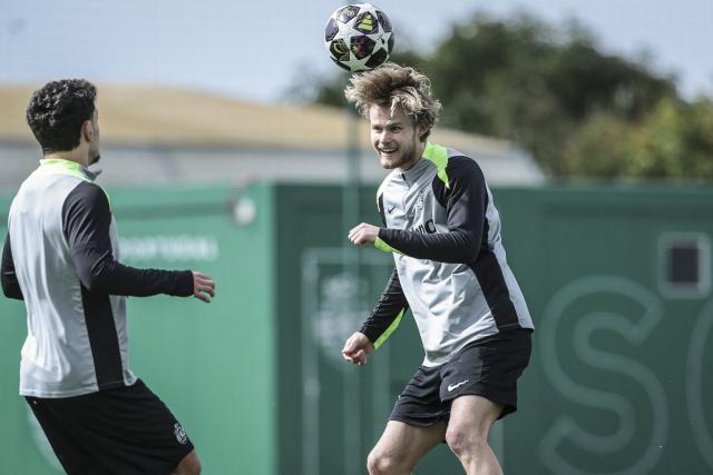 Sporting’s Danish midfielder #42 Morten Hjulmand and teammates attend a training session on the eve of their UEFA Champions League quarter final first leg football match against Arsenal, in Alcochete, outskirts of Lisbon on April 6, 2026. (Photo by PATRICIA DE MELO MOREIRA / AFP)