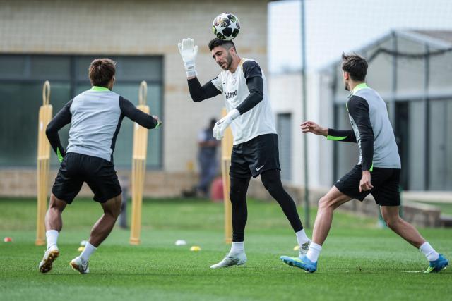 Sporting’s Portuguese goalkeeper Rui Silva (C) attends a training session on the eve of their UEFA Champions League quarter final first leg football match against Arsenal, in Alcochete, outskirts of Lisbon on April 6, 2026. (Photo by PATRICIA DE MELO MOREIRA / AFP)