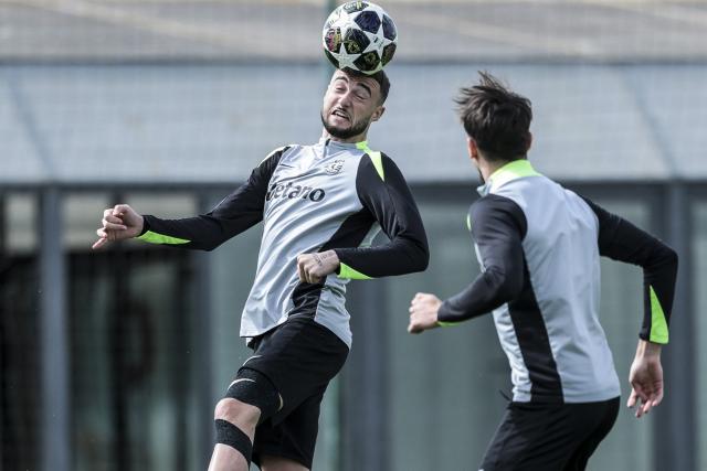 Sporting’s Belgian defender #6 Zeno Debast (L) attends a training session on the eve of their UEFA Champions League quarter final first leg football match against Arsenal, in Alcochete, outskirts of Lisbon on April 6, 2026. (Photo by PATRICIA DE MELO MOREIRA / AFP)