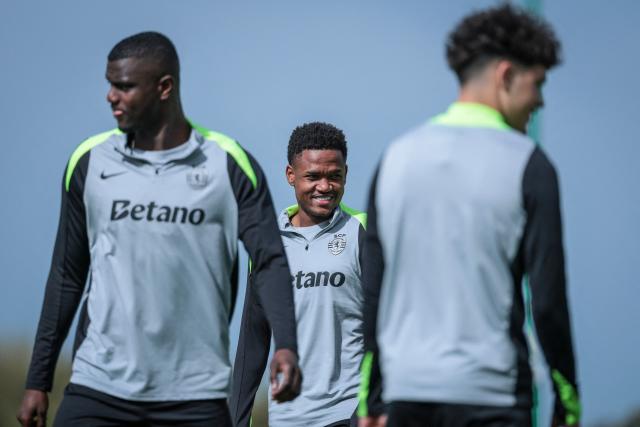Sporting’s Mozambican forward #10 Geny Catamo (C) attends a training session on the eve of their UEFA Champions League quarter final first leg football match against Arsenal, in Alcochete, outskirts of Lisbon on April 6, 2026. (Photo by PATRICIA DE MELO MOREIRA / AFP)