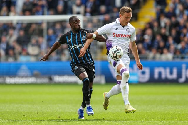 RSC Anderlecht's Swedish defender #06 Ludwig Augustinsson (R) and Club Brugge's Portuguese forward #09 Carlos Forbs fight for the ball during the Belgian "Pro League" champions' play-off (day 1 out of 10) football match between Club Brugge KV and RSC Anderlecht at the Jan Breydel Stadium in Bruges on April 6, 2026.


a soccer match between Club Brugge and RSCA Anderlecht, Monday 06 April 2026 in Brugge, on the first day of the Champion's Play-off (PO1) of the 2025-2026 'Jupiler Pro League' first division of the Belgian championship. BELGA PHOTO KURT DESPLENTER (Photo by BRUNO FAHY / Belga / AFP) / Belgium OUT