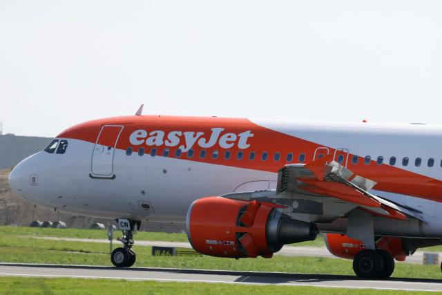 This photograph shows an EasyJet Airbus A320 aircraft landing at Orly airport on April 6, 2026. Despite a call for a strike on Easter on April 6, 2026 in France, EasyJet told AFP that it does not, “for the moment,” plan to cancel any flights, while the union accuses management of “breaking” the movement by offering bonuses of 700 euros to encourage staff to work. (Photo by Thomas SAMSON / AFP)