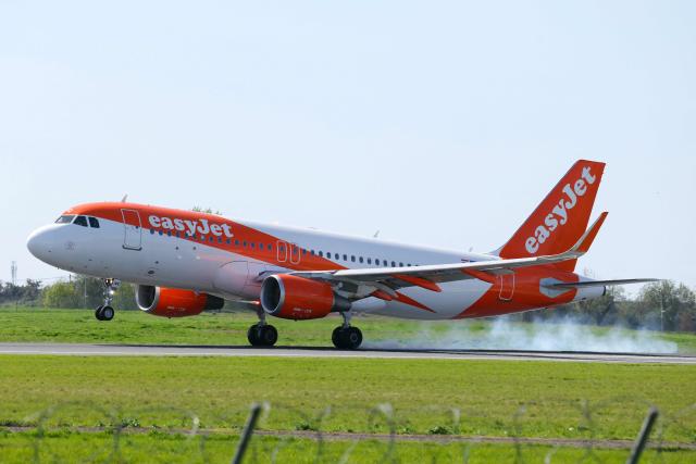 This photograph shows an EasyJet Airbus A320 aircraft landing at Orly airport on April 6, 2026. Despite a call for a strike on Easter on April 6, 2026 in France, EasyJet told AFP that it does not, “for the moment,” plan to cancel any flights, while the union accuses management of “breaking” the movement by offering bonuses of 700 euros to encourage staff to work. (Photo by Thomas SAMSON / AFP)