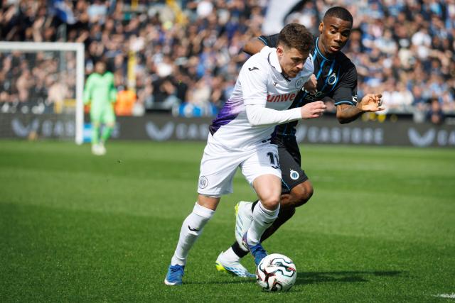 RSC Anderlecht's Belgian midfielder #11 Thorgan Hazard (L) and Club Brugge's Nigerian midfielder #15 Raphael Onyedika fight for the ball during the Belgian "Pro League" champions' play-off (day 1 out of 10) football match between Club Brugge KV and RSC Anderlecht at the Jan Breydel Stadium in Bruges on April 6, 2026. (Photo by KURT DESPLENTER / Belga / AFP) / Belgium OUT