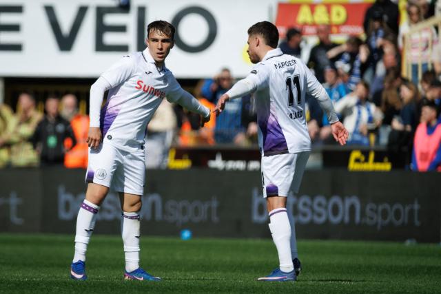 RSC Anderlecht's Serbian forward #09 Mihajlo Cvetkovic (L) celebrates after scoring a goal during the Belgian "Pro League" champions' play-off (day 1 out of 10) football match between Club Brugge KV and RSC Anderlecht at the Jan Breydel Stadium in Bruges on April 6, 2026. (Photo by KURT DESPLENTER / Belga / AFP) / Belgium OUT