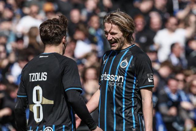 Club Brugge's Belgian forward #17 Romeo Vermant (R) celebrates after scoring a goal during the Belgian "Pro League" champions' play-off (day 1 out of 10) football match between Club Brugge KV and RSC Anderlecht at the Jan Breydel Stadium in Bruges on April 6, 2026. (Photo by BRUNO FAHY / Belga / AFP) / Belgium OUT