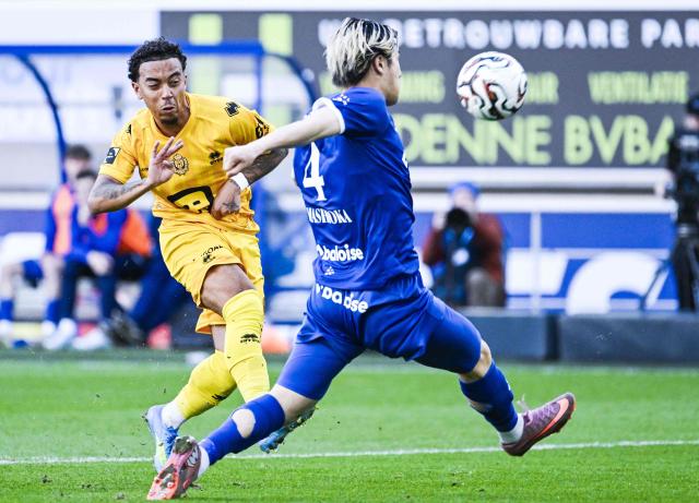 Mechelen's Dutch forward Myron Van Brederode fights for the ball with Gent's Japanese defender Daiki Hashioka (R) during the Belgian "Pro League" First Division football match between KAA Gent and KV Mechelen at the KAA Stadium in Ghent on April 6, 2026. (Photo by Tom Goyvaerts / BELGA / AFP) / Belgium OUT