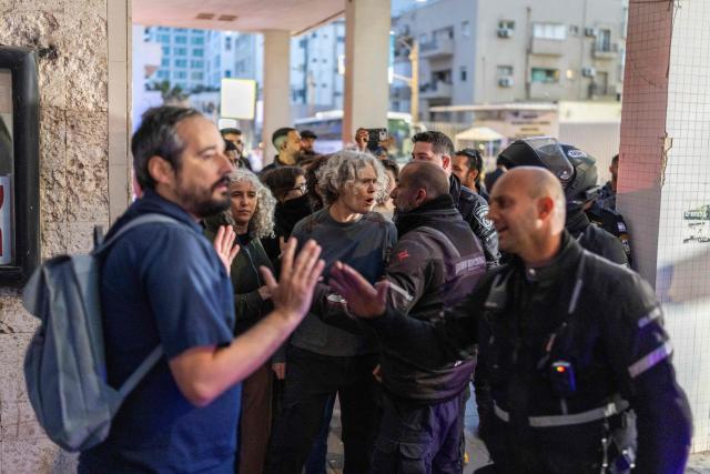 Israeli police disperse left-wing activists protesting outside the US Embassy in Tel Aviv on April 6, 2026, against the ongoing war with Iran. The United States and Israel launched strikes against Iran on February 28, sparking swift retaliation by the Islamic republic which responded with missile attacks across the region. (Photo by Ilia YEFIMOVICH / AFP)