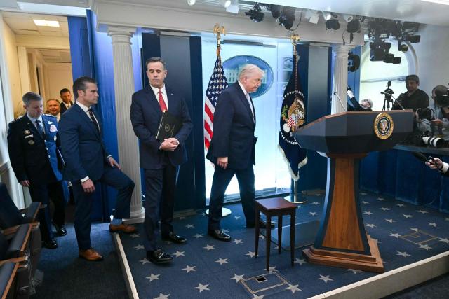 US President Donald Trump, alongside CIA Director John Ratcliffe (2R), US Secretary of Defense Pete Hegseth (3R) and Chairman of the Joint Chiefs of Staff General Dan Caine (L), arrives during a Press briefing in the James S. Brady Press Briefing Room to talk about the conflict in Iran at the White House on April 6, 2026, in Washington, DC. (Photo by SAUL LOEB / AFP)