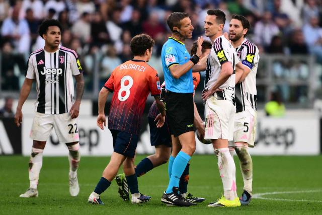 Juventus' Polish forward #14 Arkadiusz Milik argues with referee Davide Massa during the Italian Serie A football match between Juventus and Genoa at the Allianz stadium in Turin, on April 6, 2026. (Photo by Marco BERTORELLO / AFP)