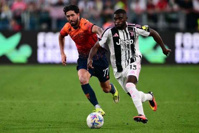 Genoa's Icelandic forward #77 Mikael Egill Ellertsson fights for the ball with Juventus' Ivorian forward #13 Jérémie Boga during the Italian Serie A football match between Juventus and Genoa at the Allianz stadium in Turin, on April 6, 2026. (Photo by Marco BERTORELLO / AFP)