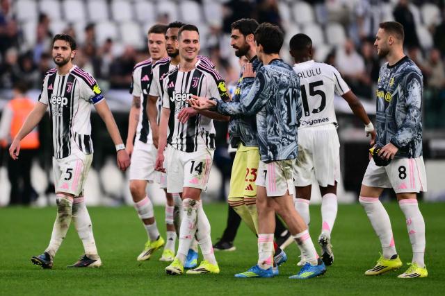 Juventus' Polish forward #14 Arkadiusz Milik celebrates with teammates at the end of the Italian Serie A football match between Juventus and Genoa at the Allianz stadium in Turin, on April 6, 2026. (Photo by Marco BERTORELLO / AFP)