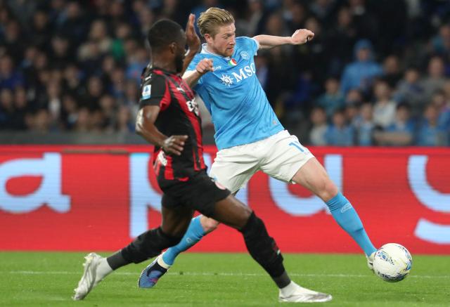 Napoli's Belgian midfielder #11 Kevin De Bruyne (R) controls the ball in front of AC Milan's English defender #23 Fikayo Tomori (L) during the Italian Serie A football match between SSC Napoli and AC Milan at the Diego Armando Maradona Stadium in Naples on April 6, 2026. (Photo by CARLO HERMANN / AFP)