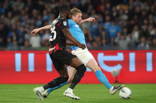 Napoli's Belgian midfielder #11 Kevin De Bruyne (R) controls the ball in front of AC Milan's English defender #23 Fikayo Tomori (L) during the Italian Serie A football match between SSC Napoli and AC Milan at the Diego Armando Maradona Stadium in Naples on April 6, 2026. (Photo by CARLO HERMANN / AFP)