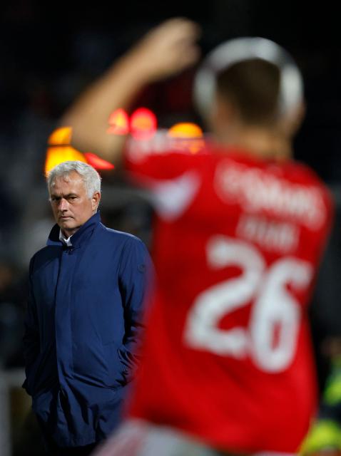 SL Benfica's Portuguese head coach Jose Mourinho looks at SL Benfica's Swedish defender #26 Samuel Dahl taking a throw-in during the Portuguese League football match between Casa Pia AC and SL Benfica at Rio Maior Municipal Stadium on April 6, 2026. (Photo by FILIPE AMORIM / AFP)