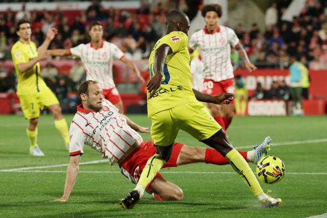Girona's Dutch defender #17 Daley Blind (L) fights for the ball with Villarreal's Ivorian forward #19 Nicolas Pepe during the Spanish league football match between Girona FC and Villarreal CF at Montilivi Stadium in Girona on April 6, 2026. (Photo by Lluis GENE / AFP)