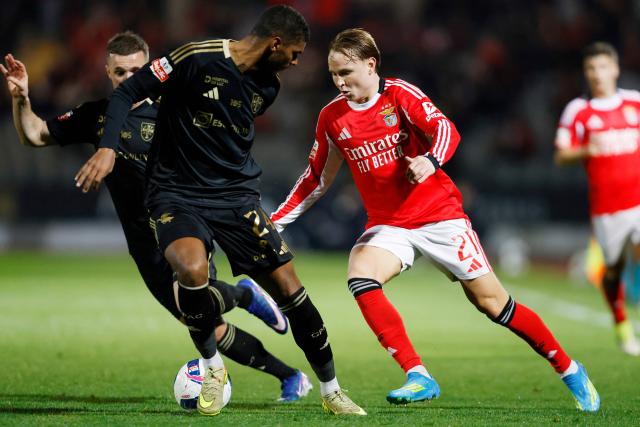 Casa Pia's Comorian midfielder #24 Iyad Mohamed (2L) and SL Benfica's Norwegian forward #21 Andreas Schjelderup fight for the ball during the Portuguese League football match between Casa Pia AC and SL Benfica at Rio Maior Municipal Stadium on April 6, 2026. (Photo by FILIPE AMORIM / AFP)