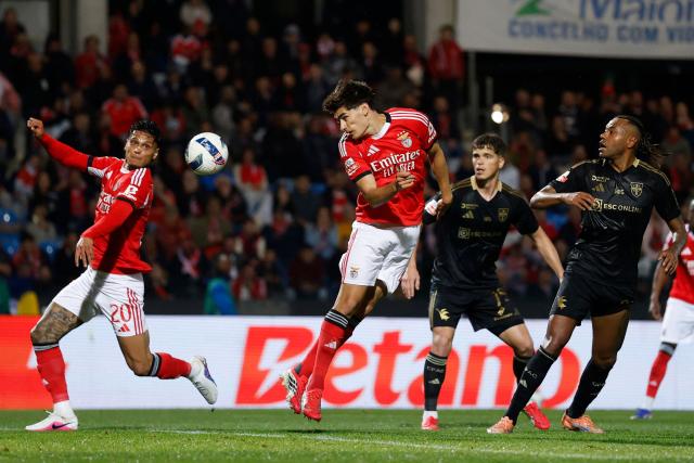 SL Benfica's Portuguese defender #04 Antonio Silva (2L) heads the ball during the Portuguese League football match between Casa Pia AC and SL Benfica at Rio Maior Municipal Stadium on April 6, 2026. (Photo by FILIPE AMORIM / AFP)