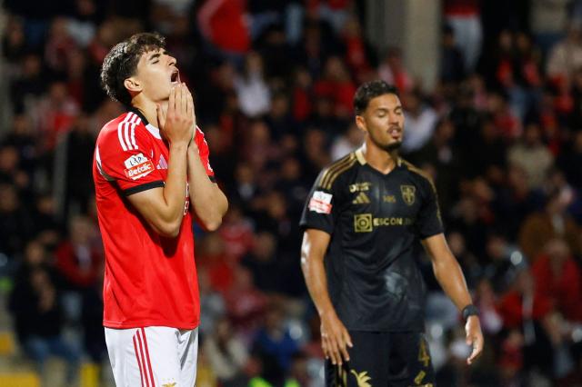 SL Benfica's Portuguese defender #04 Antonio Silva reacts to missing a goal opportunity during the Portuguese League football match between Casa Pia AC and SL Benfica at Rio Maior Municipal Stadium on April 6, 2026. (Photo by FILIPE AMORIM / AFP)