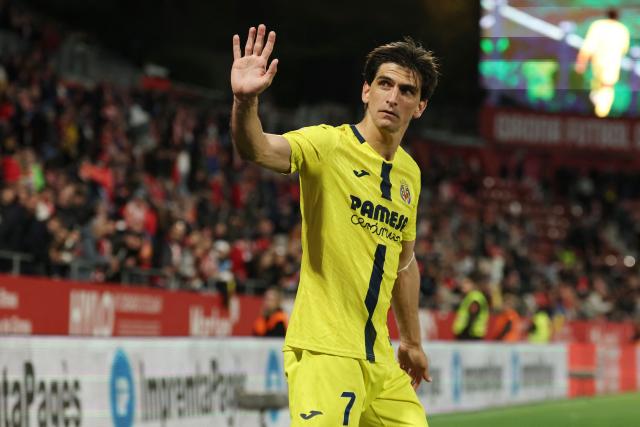 Villarreal's Spanish forward #07 Gerard waves to fans at the end of the Portuguese League football match between Casa Pia AC and SL Benfica at Rio Maior Municipal Stadium on April 6, 2026. (Photo by Lluis GENE / AFP)