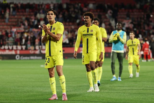 Villarreal's Spanish defender #23 Sergi Cardona and teammates acknowledge fans at the end of the Portuguese League football match between Casa Pia AC and SL Benfica at Rio Maior Municipal Stadium on April 6, 2026. (Photo by Lluis GENE / AFP)