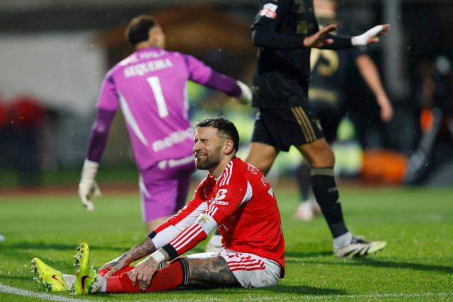 SL Benfica's Argentine defender #30 Nicolas Otamendi reacts to missing a goal opportunity during the Portuguese League football match between Casa Pia AC and SL Benfica at Rio Maior Municipal Stadium on April 6, 2026. (Photo by FILIPE AMORIM / AFP)