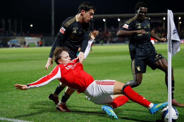 Casa Pia's Spanish forward #72 Gaizka Larrazabal (L TOP) and SL Benfica's Norwegian forward #21 Andreas Schjelderup (BOTTOM) fight for the ball during the Portuguese League football match between Casa Pia AC and SL Benfica at Rio Maior Municipal Stadium on April 6, 2026. (Photo by FILIPE AMORIM / AFP)