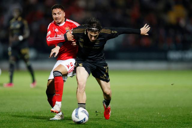 SL Benfica's Croatian forward #09 Franjo Ivanovic (L) and Casa Pia's Spanish forward #72 Gaizka Larrazabal fight for the ball during the Portuguese League football match between Casa Pia AC and SL Benfica at Rio Maior Municipal Stadium on April 6, 2026. (Photo by FILIPE AMORIM / AFP)
