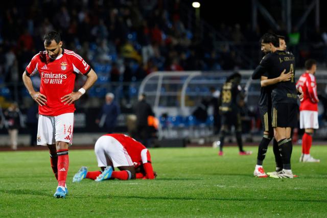 SL Benfica's Greek forward #14 Vangelis Pavlidis (L) reacts at the end of the Portuguese League football match between Casa Pia AC and SL Benfica at Rio Maior Municipal Stadium on April 6, 2026. (Photo by FILIPE AMORIM / AFP)