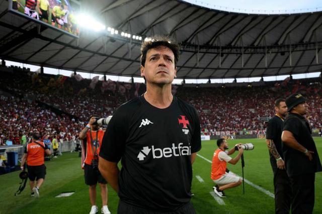(FILES) Vasco da Gama's head coach Fernando Diniz gestures before the start of the Brasileirao Serie A football match between Vasco da Gama and Flamengo at the Maracana stadium, in Rio de Janeiro, Brazil, on September 21, 2025. Former Brazil's national team head coach Fernando Diniz will take charge of Corinthians following the departure of Dorival Junior, the Sao Paulo-based club announced on April 6, 2026. (Photo by Mauro PIMENTEL / AFP)