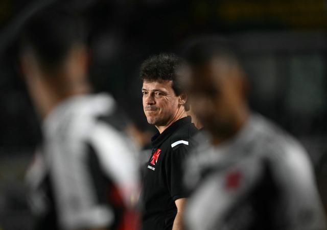 (FILES) Vasco da Gama's head coach Fernando Diniz watches his players from the touchline during the Copa Sudamericana group stage football match between Brazil's Vasco da Gama and Peru's Melgar at the Sao Januario stadium in Rio de Janeiro, Brazil, on May 27, 2025. Former Brazil's national team head coach Fernando Diniz will take charge of Corinthians following the departure of Dorival Junior, the Sao Paulo-based club announced on April 6, 2026. (Photo by Mauro PIMENTEL / AFP)
