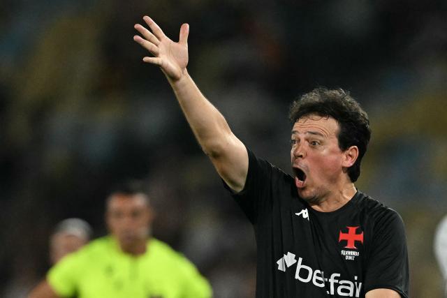 (FILES) Vasco da Gama's head coach Fernando Diniz gestures during the Brasileirao Serie A football match between Vasco da Gama and Flamengo at the Maracana stadium, in Rio de Janeiro, Brazil, on September 21, 2025. Former Brazil's national team head coach Fernando Diniz will take charge of Corinthians following the departure of Dorival Junior, the Sao Paulo-based club announced on April 6, 2026. (Photo by Mauro PIMENTEL / AFP)