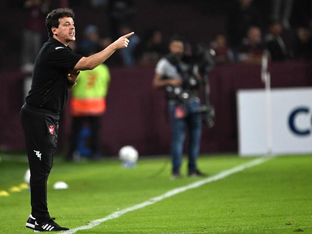 (FILES) Vasco da Gama's head coach Fernando Diniz gives instructions to his players during the Copa Sudamericana group stage football match between Argentina's Lanus and Brazil's Vasco da Gama at the Ciudad de Lanus stadium in Lanus, Buenos Aires province, Argentina, on May 13, 2025. Former Brazil's national team head coach Fernando Diniz will take charge of Corinthians following the departure of Dorival Junior, the Sao Paulo-based club announced on April 6, 2026. (Photo by Luis ROBAYO / AFP)