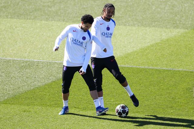 Paris Saint-Germain's French midfielder #33 Warren Zaire Emery (L) and Paris Saint-Germain's French forward #29 Bradley Barcola take part in a training session at the Campus Paris Saint-Germain in Poissy, on the western outskirts of Paris on April 7, 2026, on the eve of the UEFA Champions League quarter-final first leg football match against Liverpool F.C. (Photo by FRANCK FIFE / AFP)