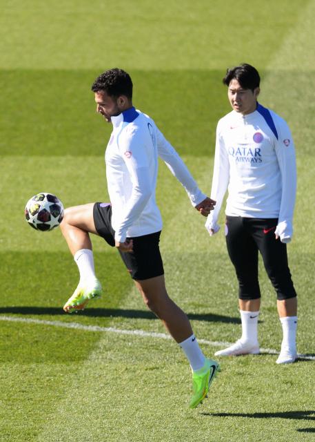 Paris Saint-Germain's Portuguese forward #09 Goncalo Ramos (L) controls the ball during a training session at the Campus Paris Saint-Germain in Poissy, on the western outskirts of Paris on April 7, 2026, on the eve of the UEFA Champions League quarter-final first leg football match against Liverpool F.C. (Photo by FRANCK FIFE / AFP)