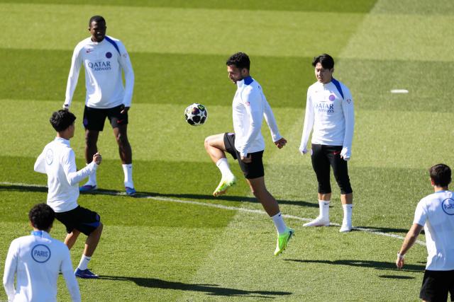 TOPSHOT - Paris Saint-Germain's Portuguese forward #09 Goncalo Ramos (C) controls the ball during a training session at the Campus Paris Saint-Germain in Poissy, on the western outskirts of Paris on April 7, 2026, on the eve of the UEFA Champions League quarter-final first leg football match against Liverpool F.C. (Photo by FRANCK FIFE / AFP)