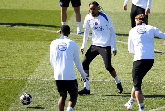 Paris Saint-Germain's French forward #29 Bradley Barcola (C) attends a training session at the Campus Paris Saint-Germain in Poissy, in the western outskirts of Paris, on April 7, 2026, on the eve of the UEFA Champions League last 8 first leg football match between Paris Saint-Germain and Liverpool. (Photo by FRANCK FIFE / AFP)