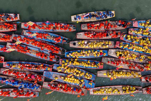 People take part in the Taizhou Jiangyan Qintong Boat Festival on Qinhu lake in Taizhou, in China’s eastern Jiangsu province on April 6, 2026. Thousands took part in the annual festival, which occurs during the Qingming, or Tomb Sweeping festival holiday. (Photo by CN-STR / AFP) / China OUT