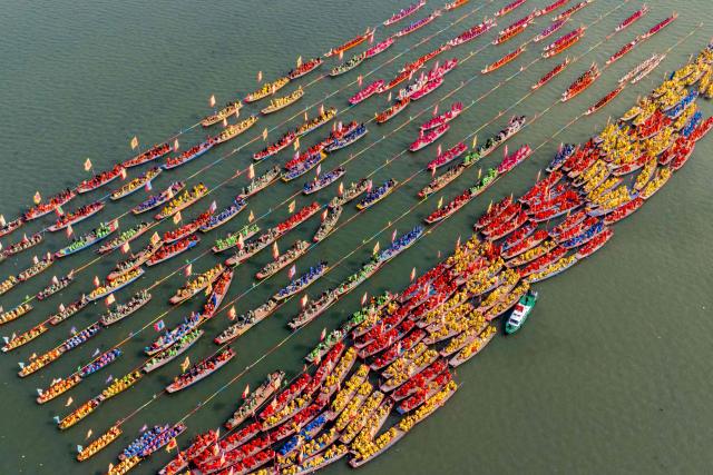 People take part in the Taizhou Jiangyan Qintong Boat Festival on Qinhu lake in Taizhou, in China’s eastern Jiangsu province on April 6, 2026. Thousands took part in the annual festival, which occurs during the Qingming, or Tomb Sweeping festival holiday. (Photo by CN-STR / AFP) / China OUT