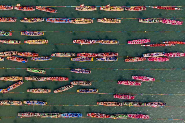 People take part in the Taizhou Jiangyan Qintong Boat Festival on Qinhu lake in Taizhou, in China’s eastern Jiangsu province on April 6, 2026. Thousands took part in the annual festival, which occurs during the Qingming, or Tomb Sweeping festival holiday. (Photo by CN-STR / AFP) / China OUT