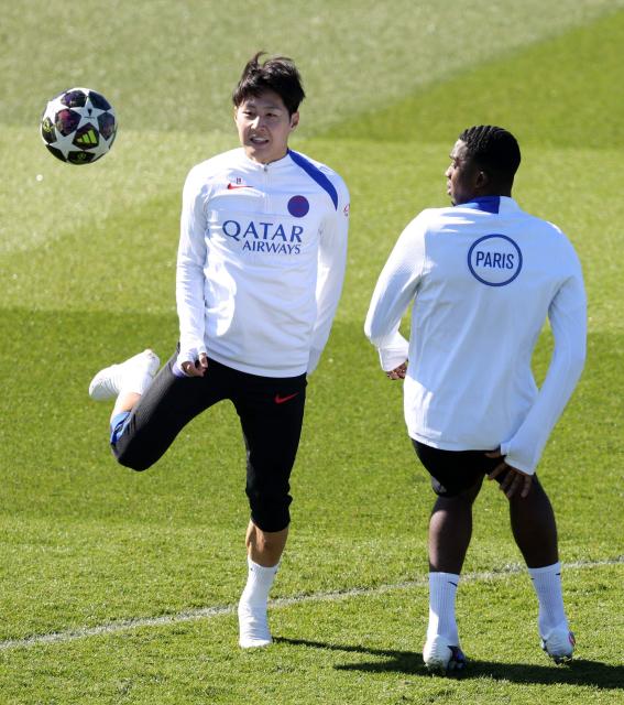 Paris Saint-Germain's South Korean midfielder #19 Lee Kang-in (L) and Paris Saint-Germain's French defender #51 William Pacho take part in a training session at the Campus Paris Saint-Germain in Poissy, on the western outskirts of Paris on April 7, 2026, on the eve of the UEFA Champions League quarter-final first leg football match against Liverpool F.C. (Photo by FRANCK FIFE / AFP)