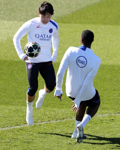 Paris Saint-Germain's South Korean midfielder #19 Lee Kang-in (L) and Paris Saint-Germain's French defender #51 William Pacho take part in a training session at the Campus Paris Saint-Germain in Poissy, on the western outskirts of Paris on April 7, 2026, on the eve of the UEFA Champions League quarter-final first leg football match against Liverpool F.C. (Photo by FRANCK FIFE / AFP)