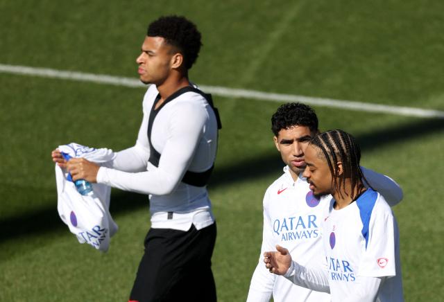 (From L) Paris Saint-Germain's French forward #14 Desire Doue, Paris Saint-Germain's Moroccan defender #02 Achraf Hakimi and Paris Saint-Germain's French forward #29 Bradley Barcola arrive for a training session at the Campus Paris Saint-Germain in Poissy, on the western outskirts of Paris on April 7, 2026, on the eve of the UEFA Champions League quarter-final first leg football match against Liverpool F.C. (Photo by FRANCK FIFE / AFP)