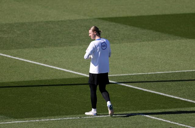Paris Saint-Germain's Russian goalkeeper #39 Matvey Safonov arrives for a training session at the Campus Paris Saint-Germain in Poissy, on the western outskirts of Paris on April 7, 2026, on the eve of the UEFA Champions League quarter-final first leg football match against Liverpool F.C. (Photo by FRANCK FIFE / AFP)