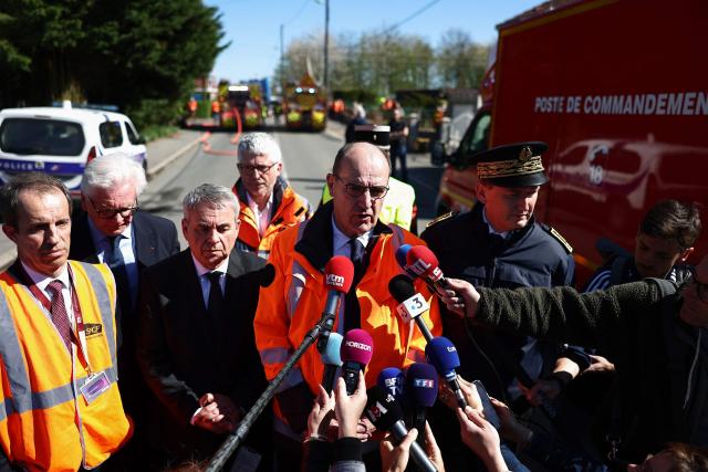 President of French railway company SNCF Jean Castex (C), accompanied by President of the regional council of Hauts-de-France Xavier Bertrand (3rd-L), addresses media after a collision of a TGV train at a level crossing with a lorry between Bethune and Lens, in Bully-les-Mines, in the Pas-de-Calais region, northern France on April 7, 2026. The driver of the TGV train died and 27 people were injured in the accident, AFP has learnt from the prefecture and the SNCF. (Photo by Sameer AL-DOUMY / AFP)